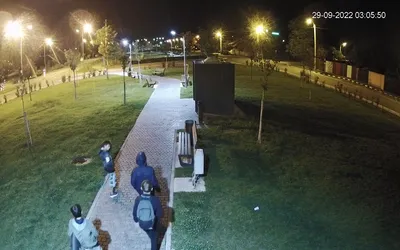 Autorii vandalizării toaletelor din zona Barcăului au fost surprinși de imaginile camerelor de supraveghere