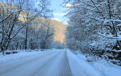 Acțiuni de deszăpezire și combatere a poleiului pe majoritatea drumurilor județene