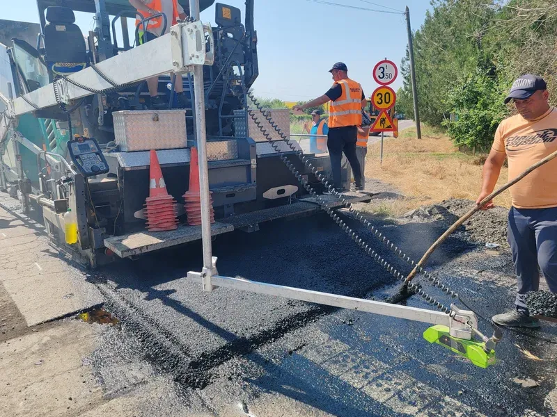 Drumuri Județene Constanța a început asfaltarea Străzii Albatrosului din Poiana