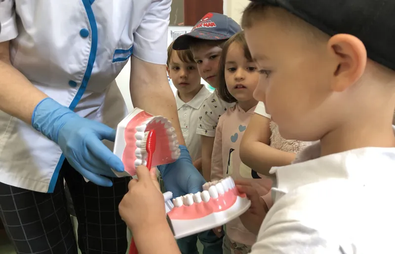 Prima vizită la dentist - cu colegii de grădiniță!