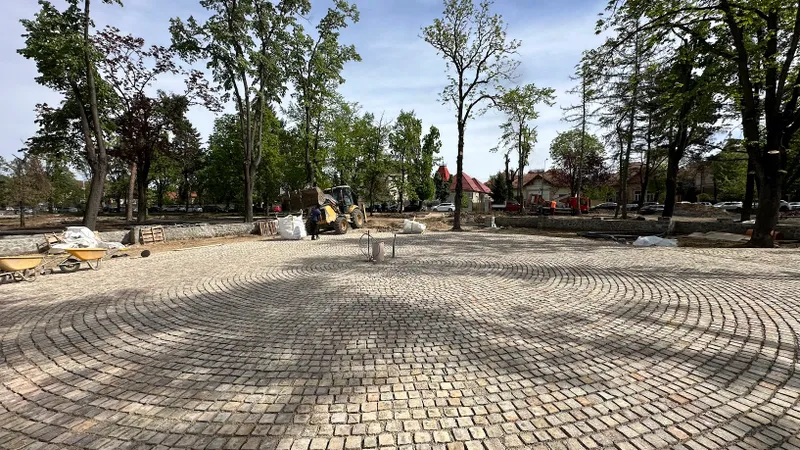 Continuă lucrările de reamenajare a Parcului Petőfi