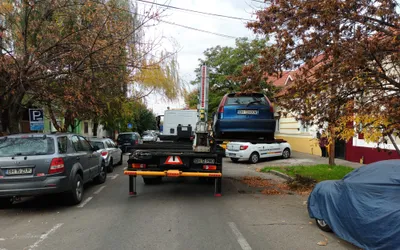 Două autoturisme abandonate, ridicate de pe domeniul public