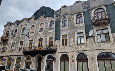 Două dintre cele mai impunătoare clădiri din Oradea și printre ultimele rămase nereabilitate din zona centrală a orașului, vor căpăta strălucirea de odinioară