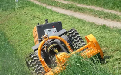 Robot șenilat pentru curățat vegetația pe suprafețe in pante mari (45°) - Rapid Vario