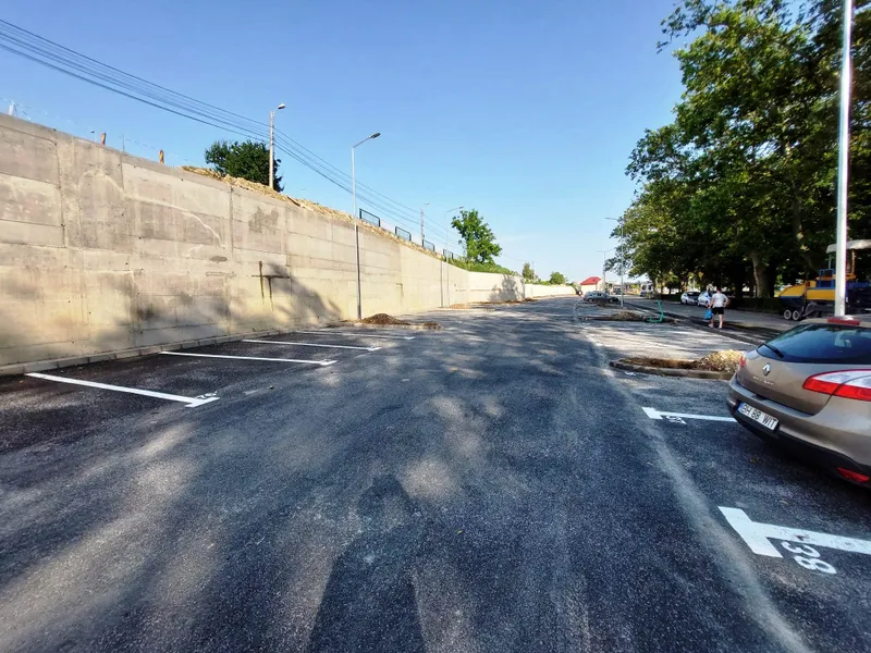 Aproape 100 de locuri de parcare au fost amenajate în locul clădirii abandonate din vecinătatea Parcului Brătianu