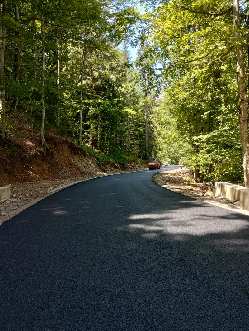 Se toarnă stratul de uzură între Coada Lacului și Stâna de Vale