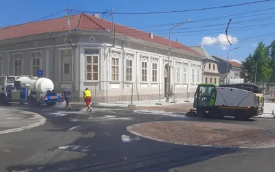 Primăria Municipiului Deva a finalizat acțiunea de spălare și dezinfectare a străzilor din Deva