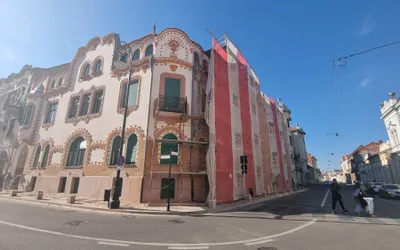 Reabilitarea fațadei Palatului Adorjan I a fost finalizată – se  demontează schelele